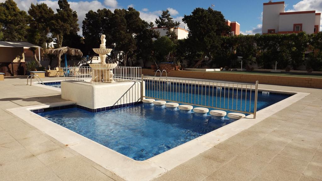 Apartamentos San Antonio Beach Extérieur photo